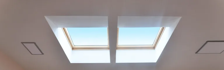 Paneles solares fotovoltaicos instalados en un entorno rural al atardecer.